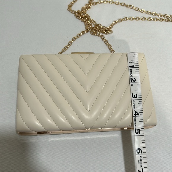 NEIMAN MARCUS WOMEN SNAP CLUTCH CROSSBODY GOLD CHAIN BONE - Picture 8 of 10